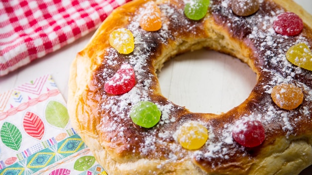 Roscón de Reyes는 도넛 모양의 달콤한 반죽으로 만든 롤빵입니다.
