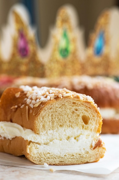 Photo roscon de reyes piece of festive spanish baking close up