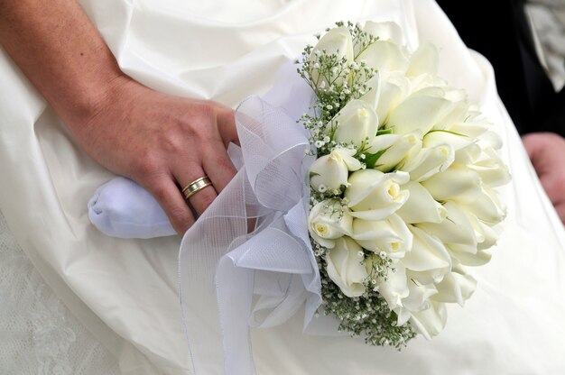 Rose bouqet and bride