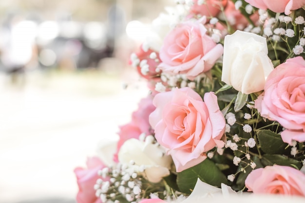 写真 結婚式の日のバラの花束