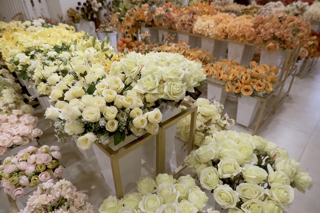 Foto bouquet di rose in un negozio di fiori