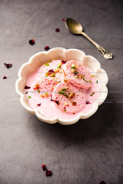 Rose Bread Rasmalai는 빵 조각을 사용하여 전통적인 Ras malai를 변형한 버전입니다.