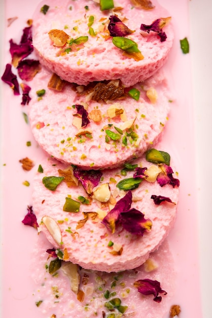 Rose Bread Rasmalai — это модифицированная версия традиционного Ras malai с использованием ломтиков хлеба.