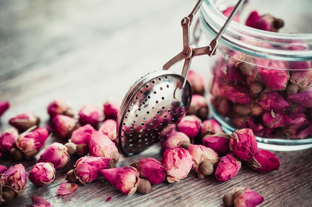 Rose buds thee thee-ei en glazen pot Selectieve focus