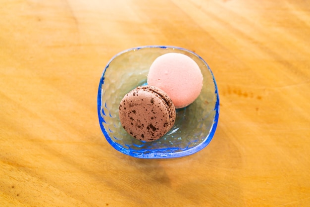 Macaron al cioccolato e rosa sul piatto