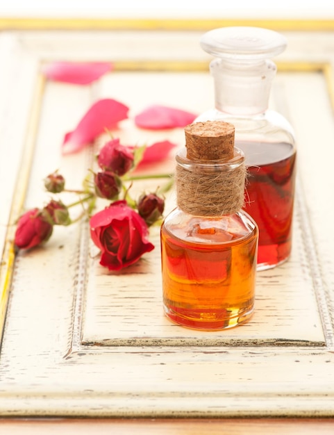 Foto olio essenziale di rosa e fiori di rosa cura del corpo termale e aromaterapia