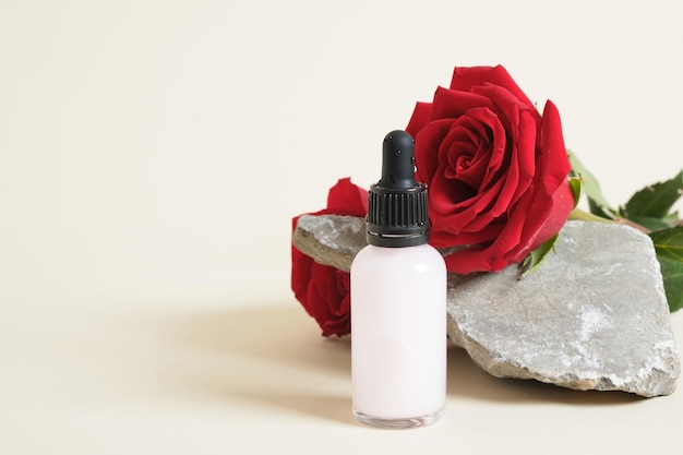 Rose etherische olie of gearomatiseerde waterfles Rode rozenbloemen