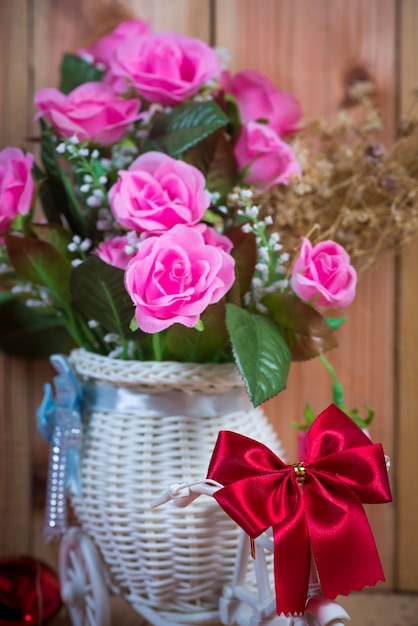 Цветок розы на деревянном фоне с пространством для произведения искусства