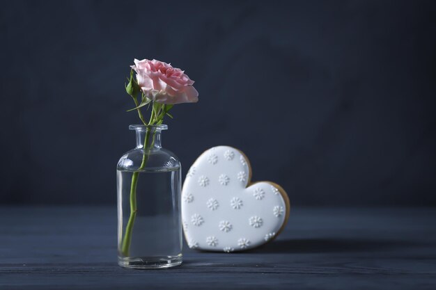 Rose and gingerbread in the form of a heart.