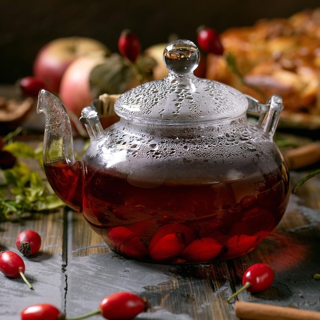 Фото Травяной чай с ягодами шиповника в стеклянном чайнике