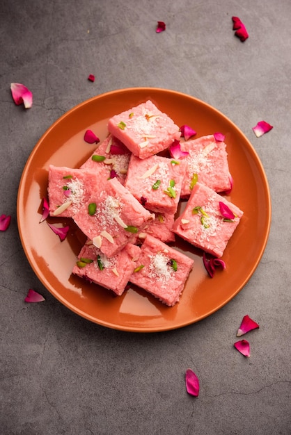 ローズ・カラカンド・ピンク・バーフィ (Rose Kalakand Pink Barfi) は味付けされたミシュリ・マヴァ (Mishri Mava) またはコア・ミルクケーキ・ミタイ (Khoa Milkcake mithai) とも呼ばれています