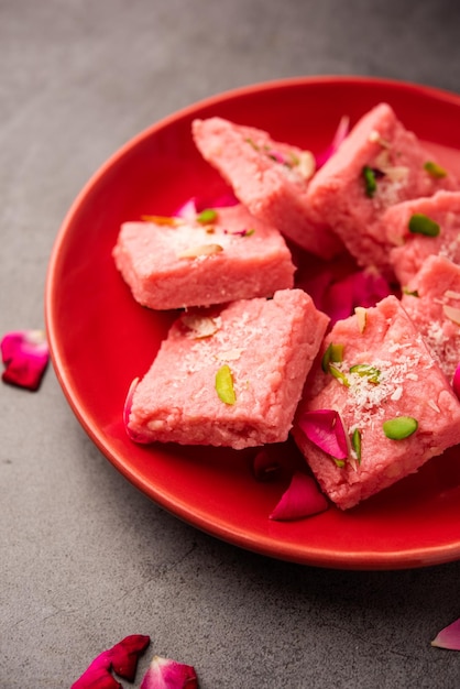 Розовый калаканд розовый барфи или бурфи, также известный как ароматизированный Мишри Мава или Кхоа Молочный пирог митхай