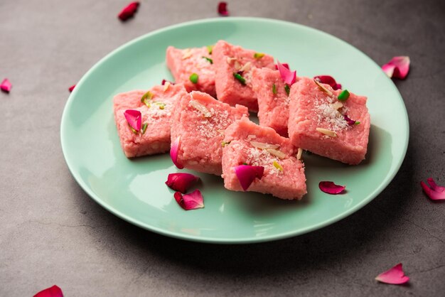 Rose Kalakand roze barfi of burfi ook bekend als gearomatiseerde Mishri Mava of Khoa Milkcake mithai