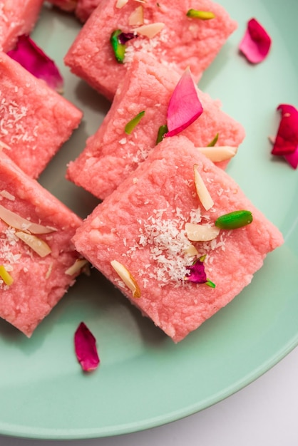 Rose Kalakand roze barfi of burfi ook bekend als gearomatiseerde Mishri Mava of Khoa Milkcake mithai