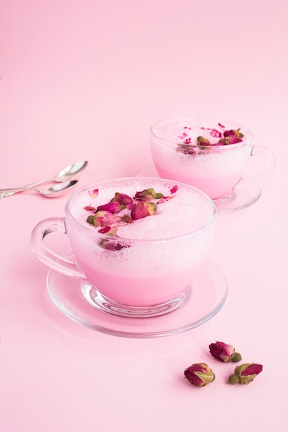 Rose moon melk in twee kopjes op roze