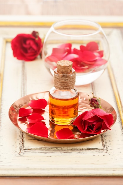 Photo rose oil and rose petals spa