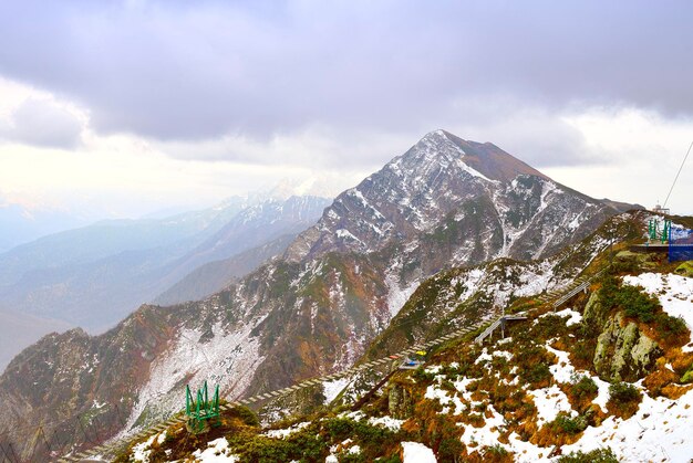 Rose peak onder de wolken een observatiedek hoog in de bergen van de kaukasus rosa khutor sochi