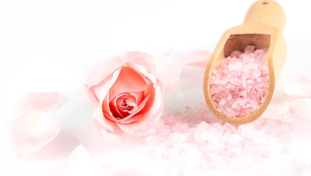 Photo rose salt with rose petals on the white background top view