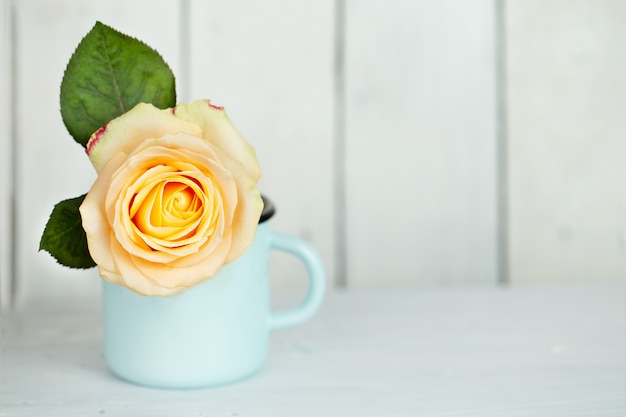 写真 ローズ-テーブルの上の花瓶に一輪の花
