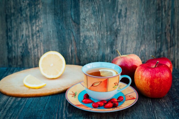 Photo rosehip tea with lemon and apples autumn healthy tea for health