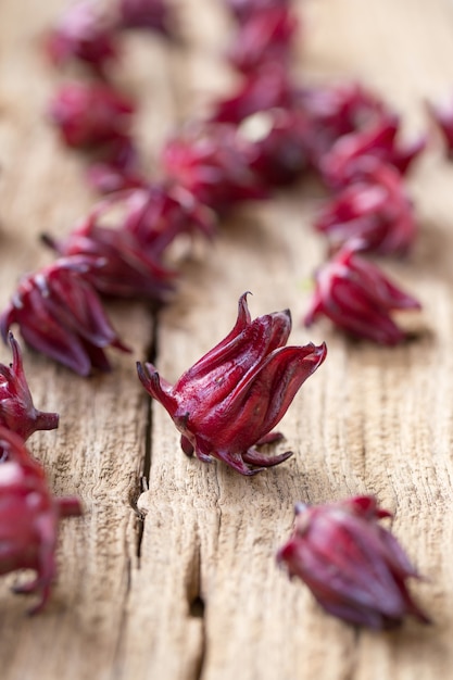 Roselle Hibiscus sabdariffa rode fruitbloem op houten achtergrond.