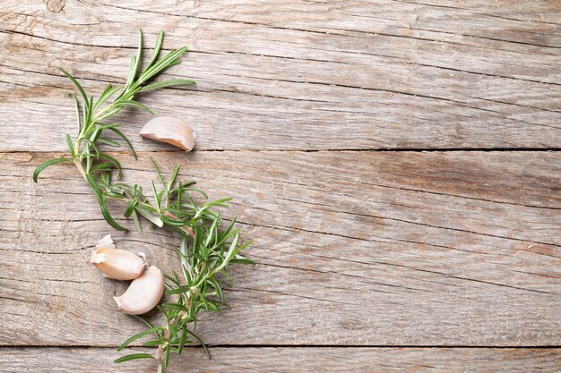 Foto rosmarino e aglio sulla tavola di legno