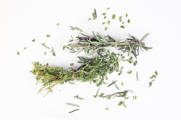 Photo rosemary thyme green herb bundle on white background