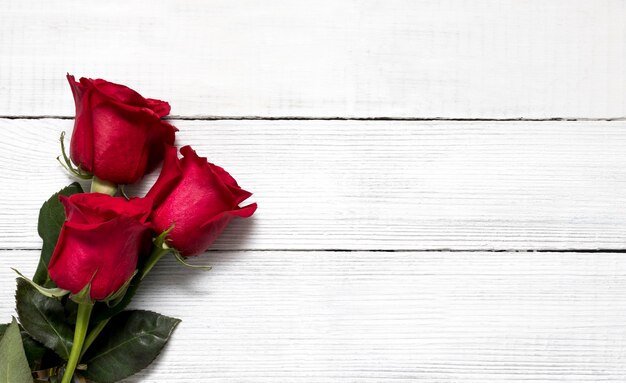 Sfondo di rose. rose su un bordo bianco in legno rustico, san valentino, festa della mamma, sfondo felice giorno di nozze.