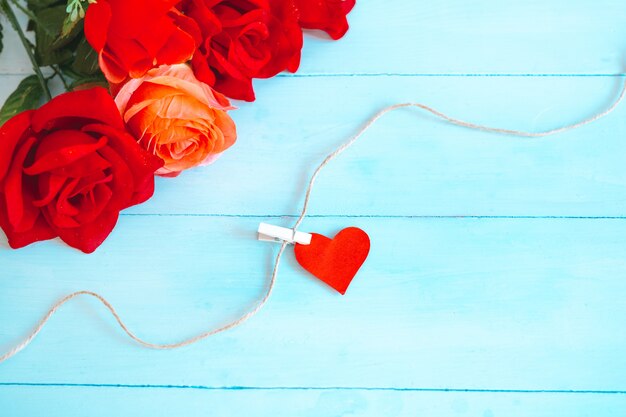 Розы на синем фоне и сердца поймали на шпагат. День Святого Валентина фон