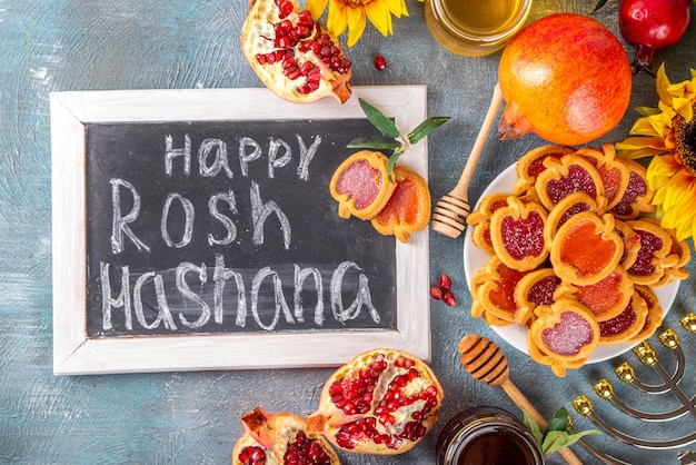 Foto sfondo di festa ebraica di rosh hashana con mele rosse, miele, melograno, shofar e calice, festa di capodanno ebraica con simboli tradizionali, biglietto di auguri di felice rosh hashana