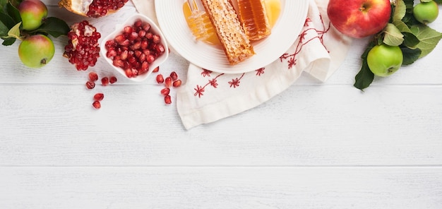Рош ха-Шана Медовая банка соты яблоко и гранат на белом деревянном старом деревенском фоне стола Еврейская новогодняя праздничная открытка Атрибуты праздника Рош ха-Шана Место для текста