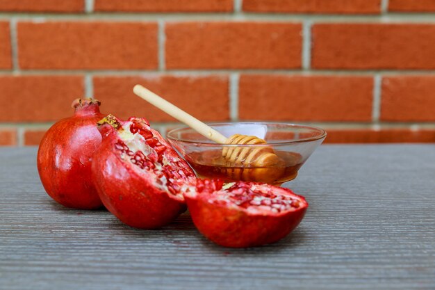 Rosh hashanah jewesh vakantie honing, appel en granaatappel over houten tafel. traditionele vakantie symbolen.