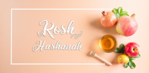 로시 하샤나 유태인 새해 휴일 개념은 파스텔 오렌지색 종이 배경에 있는 전통 또는 종교 상징의 개념입니다.
