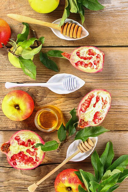 Rosh hashanah jewish new year holiday concept. traditional symbol. apples, honey, pomegranate