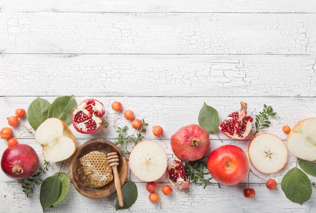 로시 hashanah- 유태인 새 해 휴일 개념. 전통적인 기호 : 꿀 항아리와 석류와 쇼파 호른 신선한 사과