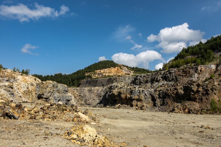 Photo rosia montana open pit gold mine quarry in romania