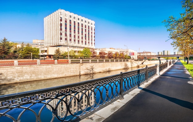 Rosoboronexport gebouw en metro brug Yauza rivier Moskou