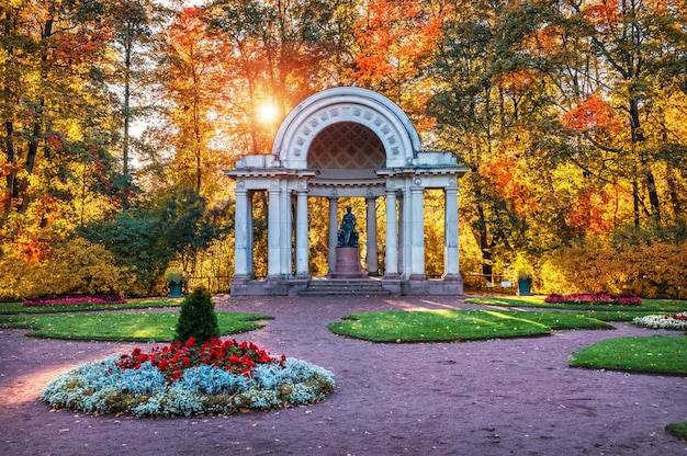 Фото Павильон росси и памятник марии федоровне в павловске в санкт-петербурге