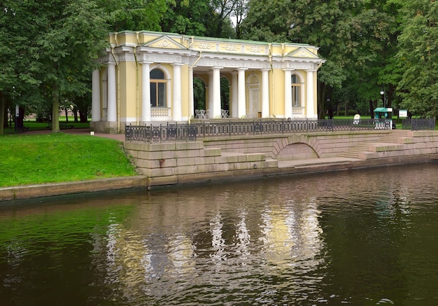 Mikhailovsky 정원의 Rossi 파빌리온은 물에 반사된 작은 궁전