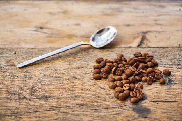 Rosted koffiebonen en lepel op een tafel