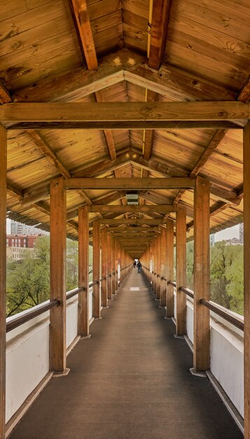 로스토킨스키 수로(Rostokinsky Aqueduct) 또는 밀리언 브리지(Millions Bridge), 보행자를 위한 덮개가 있는 나무 울타리, 랜드마크