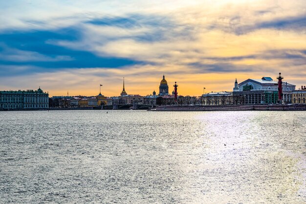 Rostral Columns aan het spit van Vasilievsky-eiland Sint-Petersburg Rusland