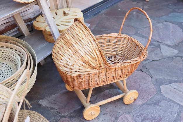 Rotan speelgoed kinderwagen