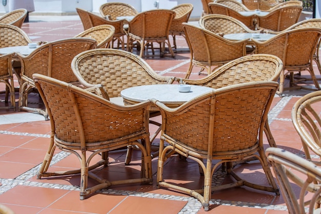 Rotan tafel en stoelen in strandkoffie Egypte