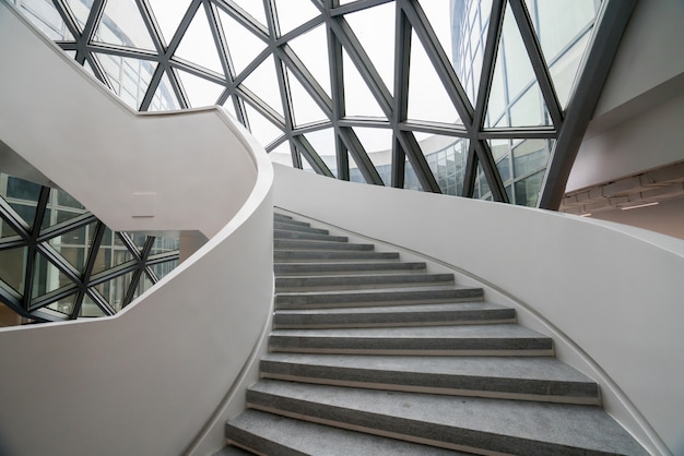 중국 충칭에있는 현대 미술관 인 미술관의 회전 계단.