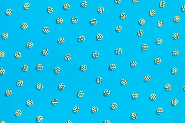Rotelle pasta willekeurig plat lag patroon op blauwe achtergrond