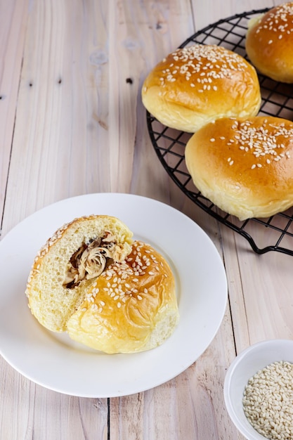 Roti Ayam of broodbroodjes met geraspte kipvulling gegarneerd met sesamzaadjes