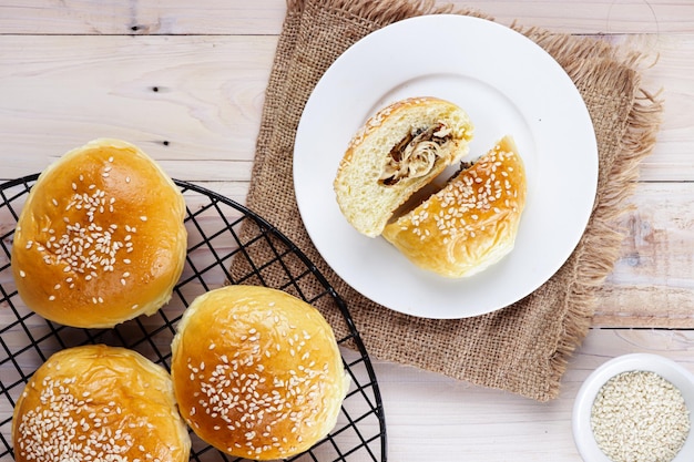 Roti Ayam of broodbroodjes met geraspte kipvulling gegarneerd met sesamzaadjes