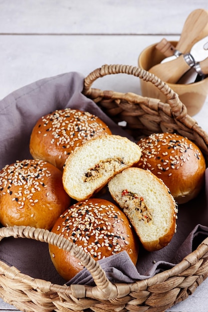 Roti Ayam of hartige broodjes met geraspte kip vulling gegarneerd met sesamzaadjes