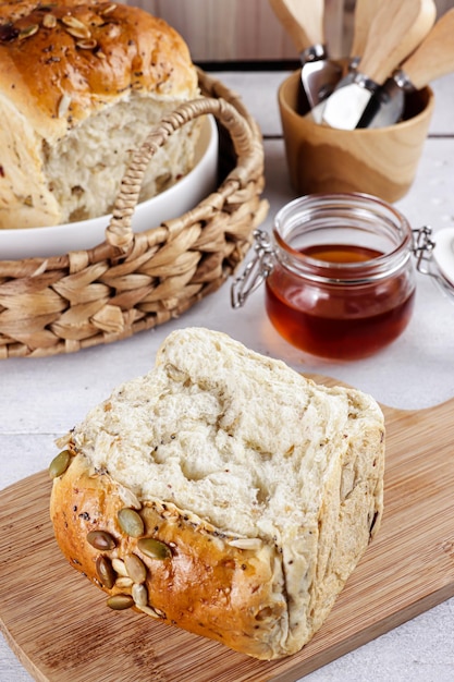 Roti biji bijian 또는 잡곡 빵 건강한 빵